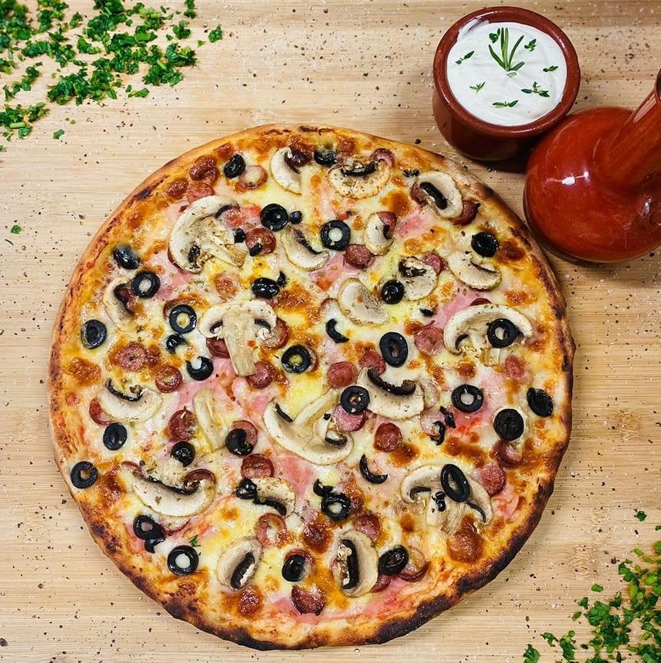 Pizza Flory cu ciuperci, măsline și șuncă